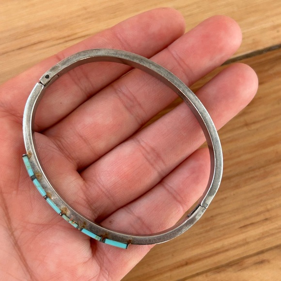 Turquoise Inlay Hinged Bangle 7 Inch Bracelet - Picture 8 of 9